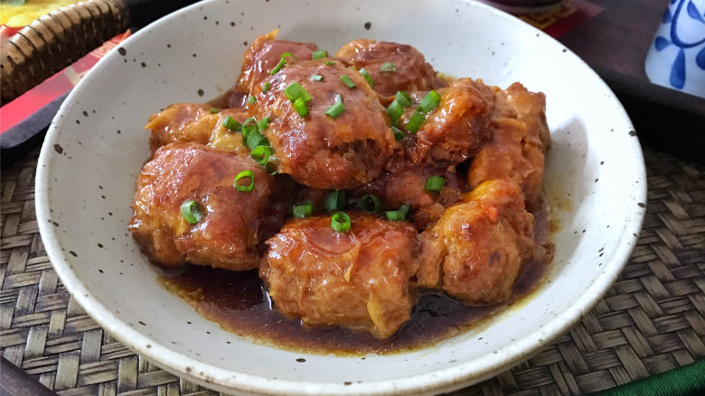 豆腐衣肉卷,出锅前撒上葱花,咸鲜入味,肉嫩皮Q,营养丰富的豆腐衣肉卷。