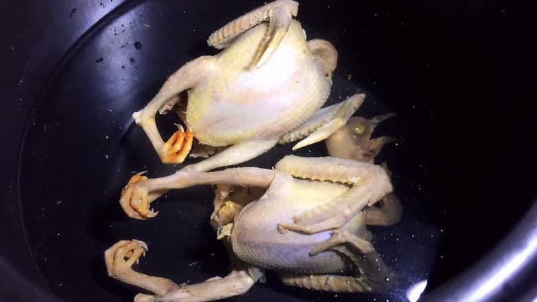 红枣枸杞乳鸽汤,乳鸽放入砂锅中,添适量清水