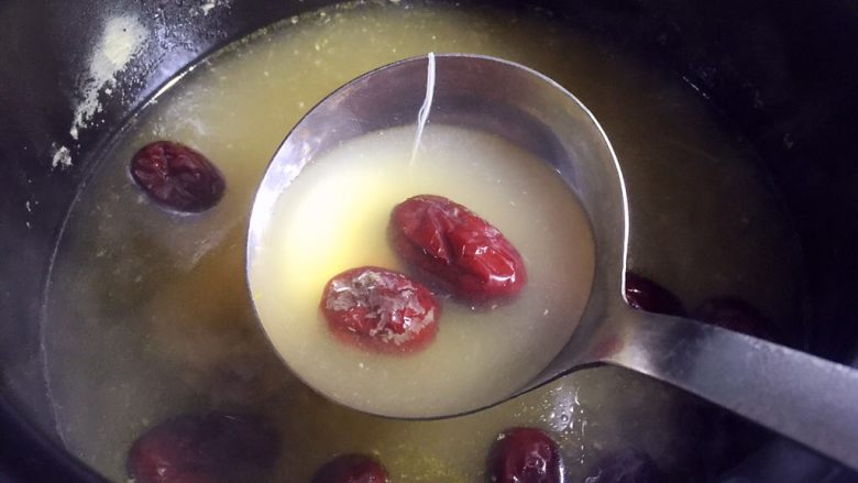 红枣枸杞乳鸽汤,熄火,放入适量盐调味
