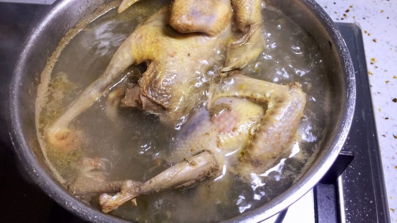红枣枸杞乳鸽汤,乳鸽凉水下锅,焯水去血沫