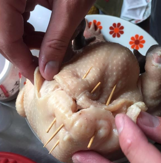 养生糯米鸡汤,用牙签或竹签封口,尽量要封到馅料不会掉出来的程度!