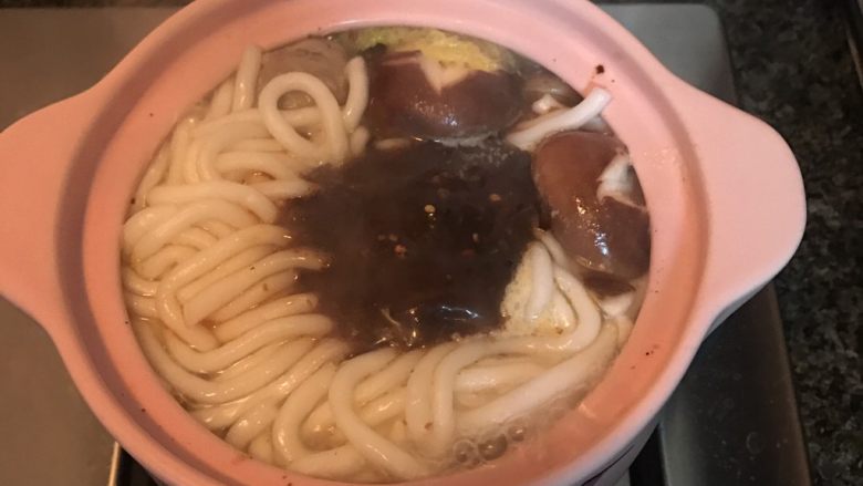 砂锅土豆粉,加入调料包(这个调料包是土豆粉里自带的,如果没有可以根据自己的喜好调味)