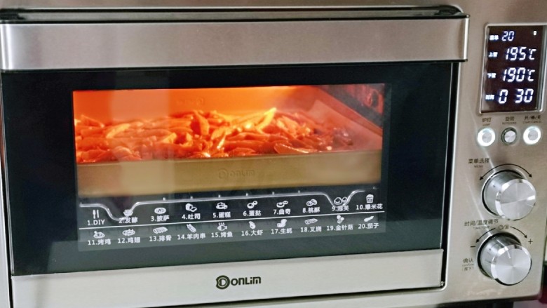 孜然蒜香杏鲍菇,上管195°,下管190度烤25-30分钟。(时间及温度仅供参考)