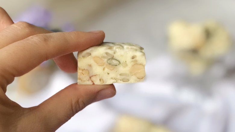 果仁牛轧糖,尝一块儿,满满的果仁哦!