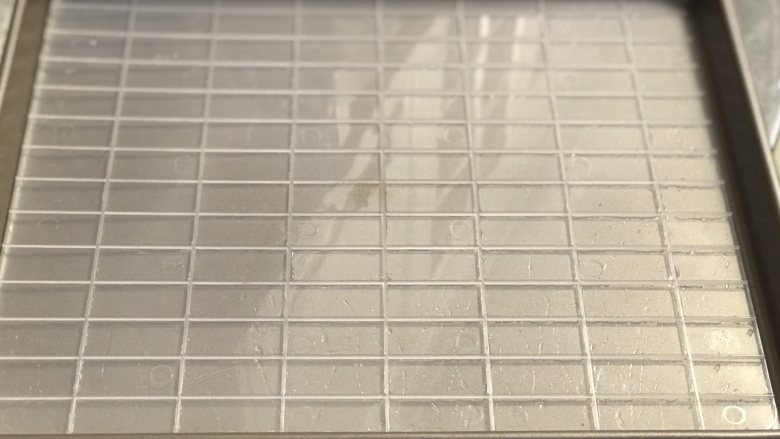 果仁牛轧糖,要提前准备好不粘烤盘和牛轧糖压模,没有压模的可以省略。