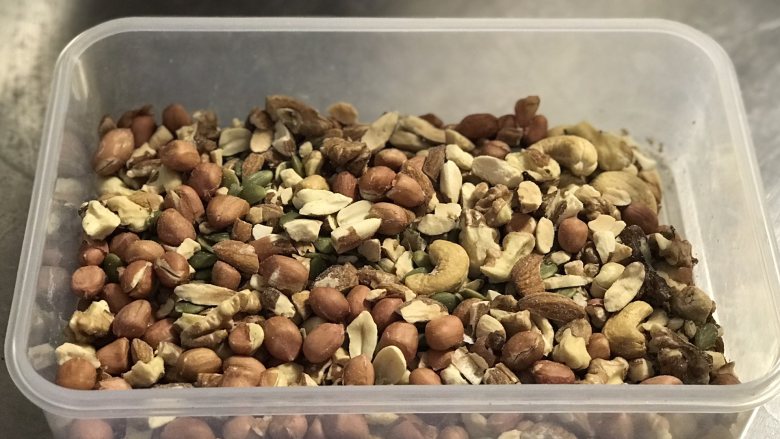 果仁牛轧糖,提前准备好所有材料,其中果仁要烤熟或炒熟,然后混合均匀。