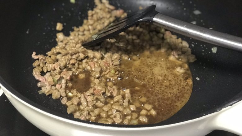 芸豆牛肉粒包子,锅内一大勺油,烧热后加入葱花爆香、再放入牛肉粒,再加一勺料酒炒出汤汁,然后把汤汁倒掉。