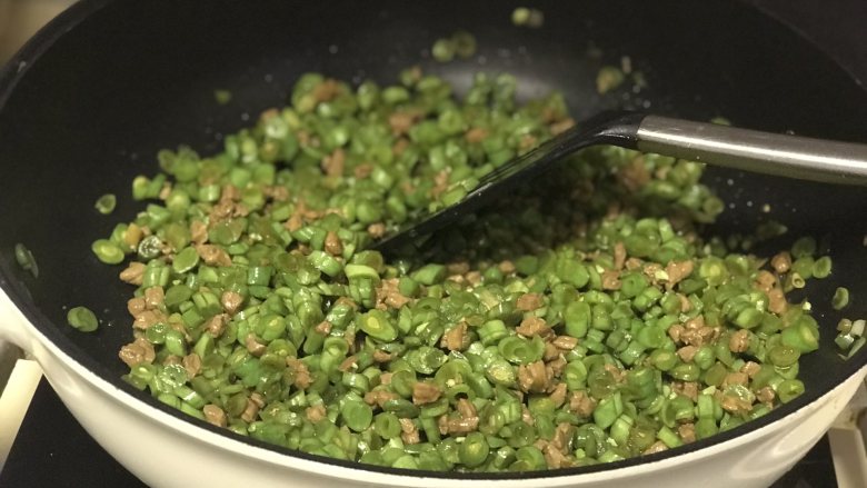 芸豆牛肉粒包子,最后淋入水淀粉拌匀,关火。