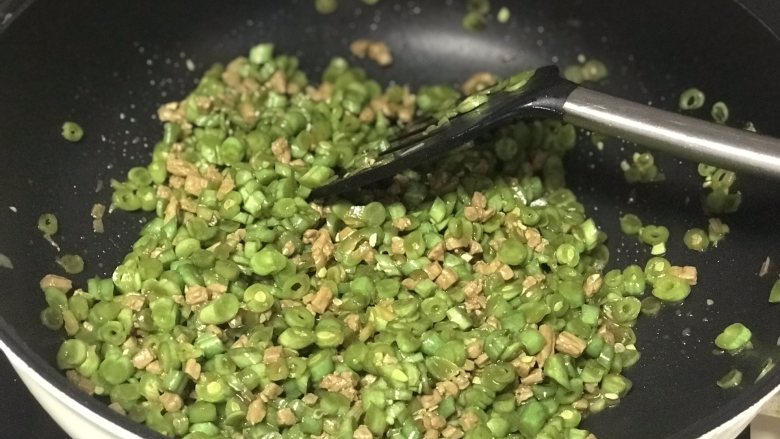 芸豆牛肉粒包子,加入芸豆粒继续翻炒,然后加入除水淀粉外剩余所有调料翻炒均匀。
