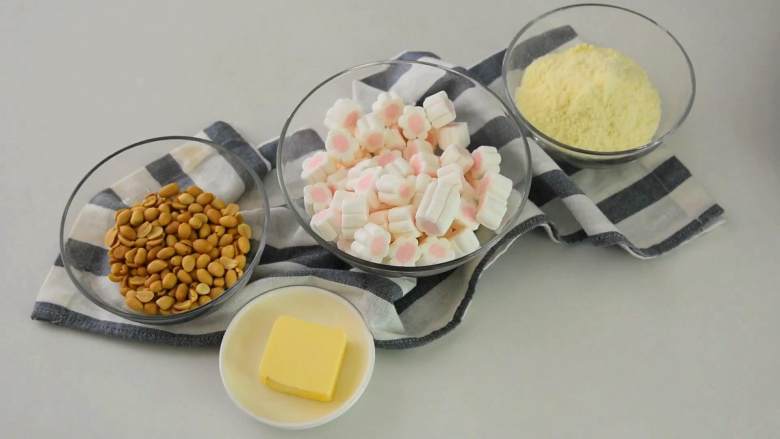 自制牛轧糖,大人小孩都爱吃的小糖果,·食材·
【主料】:花生|棉花糖
【辅料】:黄油|奶粉