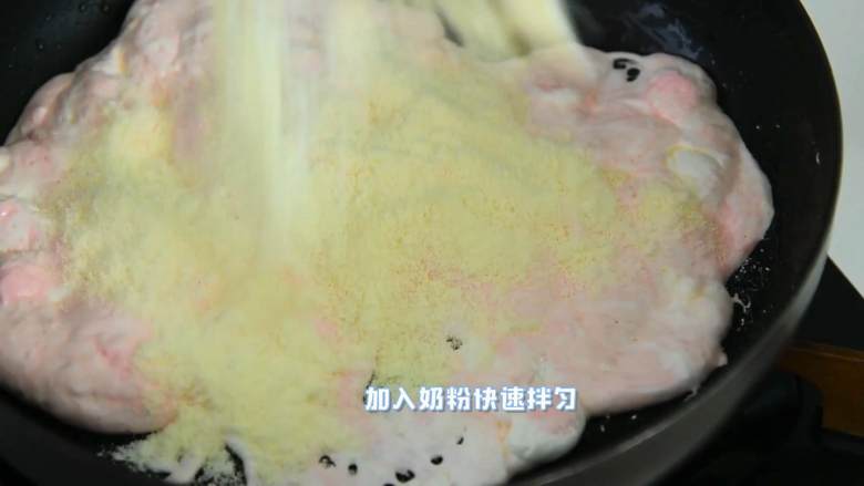 自制牛轧糖,大人小孩都爱吃的小糖果,加入奶粉,快速拌匀。