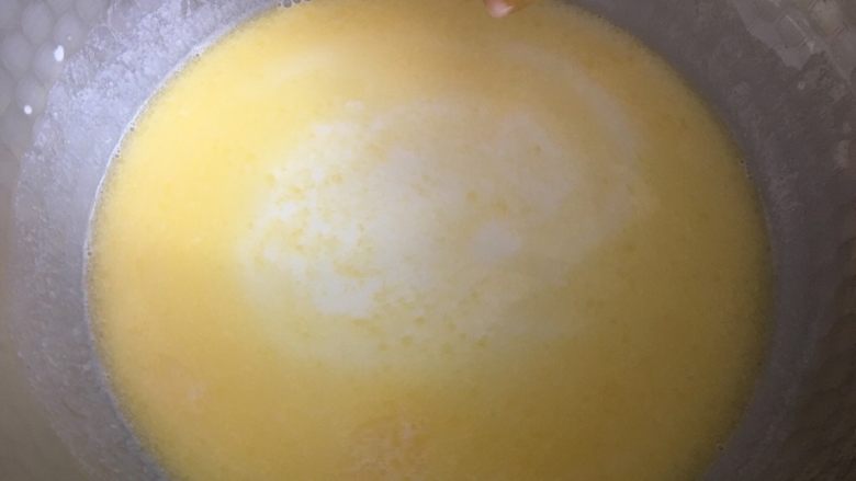 奶香小泡芙,小火加热,搅拌融化
