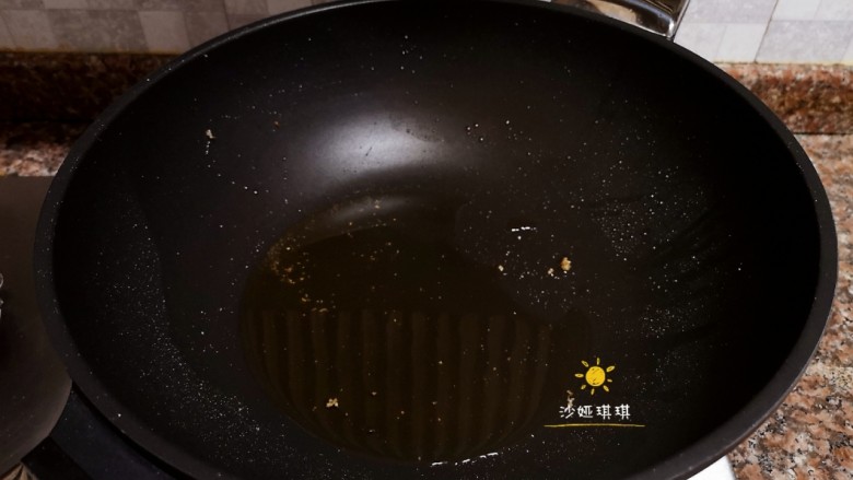 酸辣香酥带鱼,捞出煎好的带鱼块,锅里留少量油。