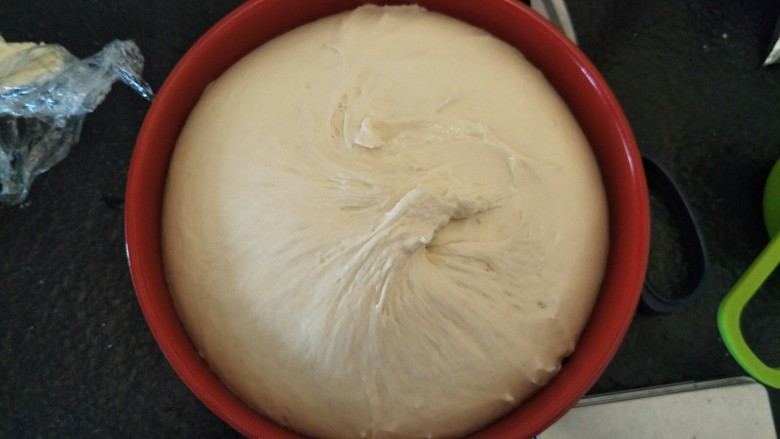 爆浆抹茶冰心面包,中种发酵好啦,这样制作的面包比直接法要柔软!用直接法就省略这步把材料全部加在一起就可以啦
