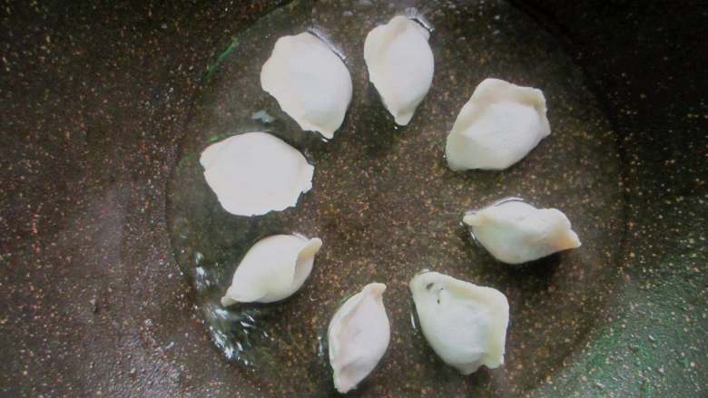 5分钟快手早餐,浇入一些温水,盖锅盖焖煮。