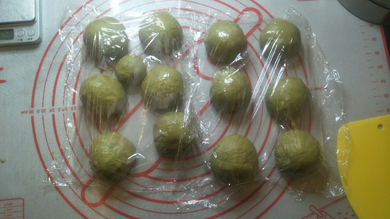 爆浆抹茶冰心面包,分成60克一个的小面团。整圆后,室内松弛15分钟。