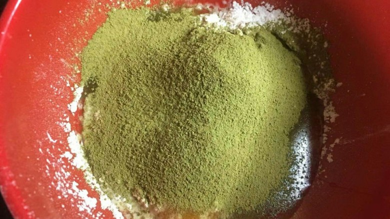 爆浆抹茶冰心面包,制作抹茶卡仕达酱,两个全蛋(也可以用四个蛋黄)➕ 35克<a style='color:red;display:inline-block;' href='/shicai/ 512'>玉米淀粉</a>➕10g抹茶粉
