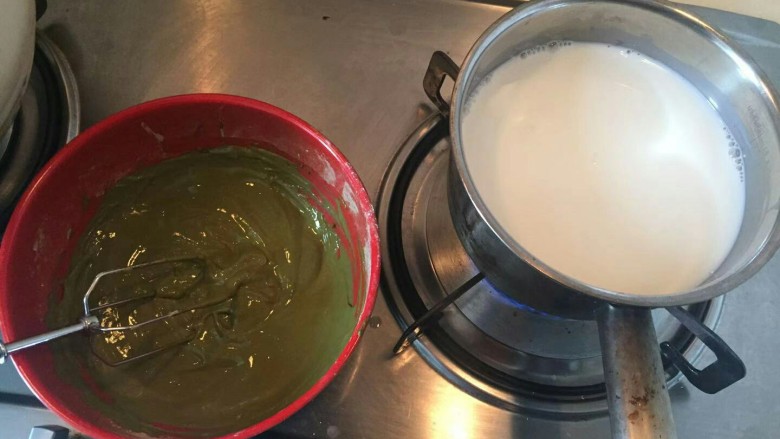 爆浆抹茶冰心面包,细砂糖100克➕牛奶500克,牛奶加热至周围冒小泡泡,不要沸腾。