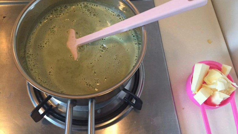 爆浆抹茶冰心面包,过筛一遍,重新倒回锅中,准备80g黄油。