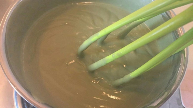 爆浆抹茶冰心面包,搅拌啊,不要离开锅边,不然容易糊锅再小火煮1分钟就可以了。