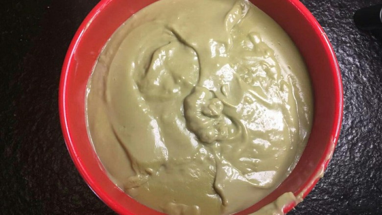 爆浆抹茶冰心面包,放入碗中,表面盖一张保鲜膜等冷却。放冰箱。