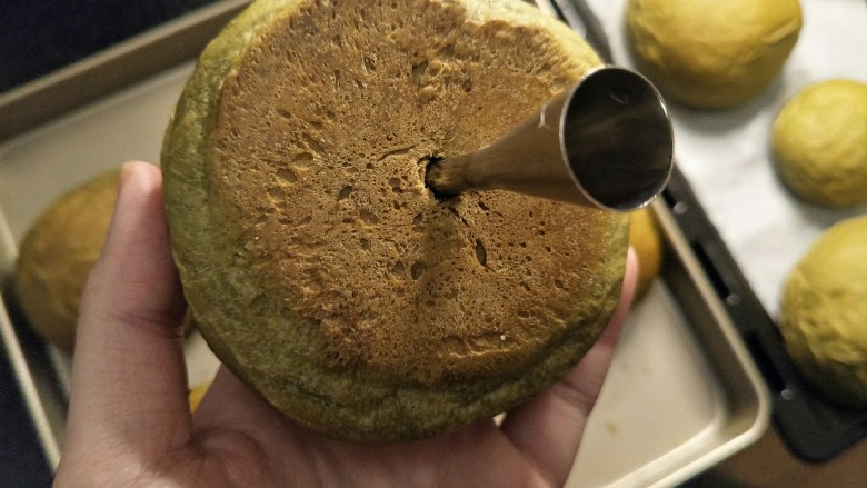 爆浆抹茶冰心面包,烤好的面包冷却至室温,用裱花嘴戳一个洞。