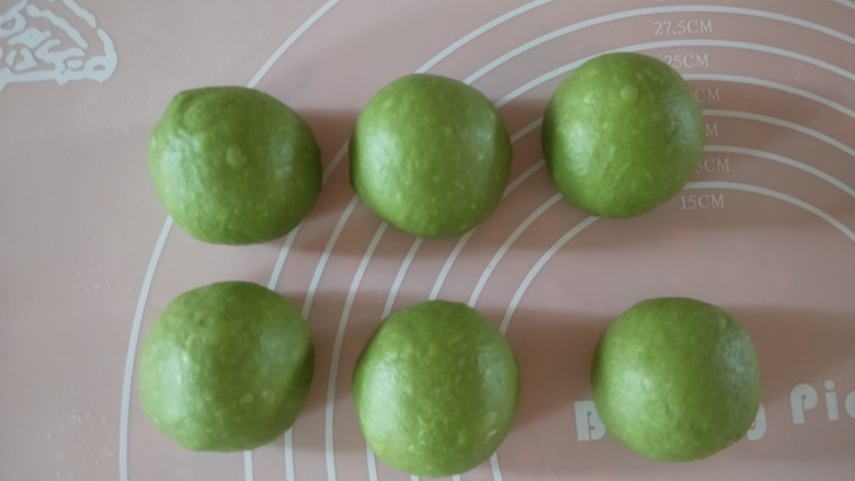 四叶草豆沙面包,取出发酵好的面团排气,均分6份,滚圆盖保鲜膜静置15分钟。