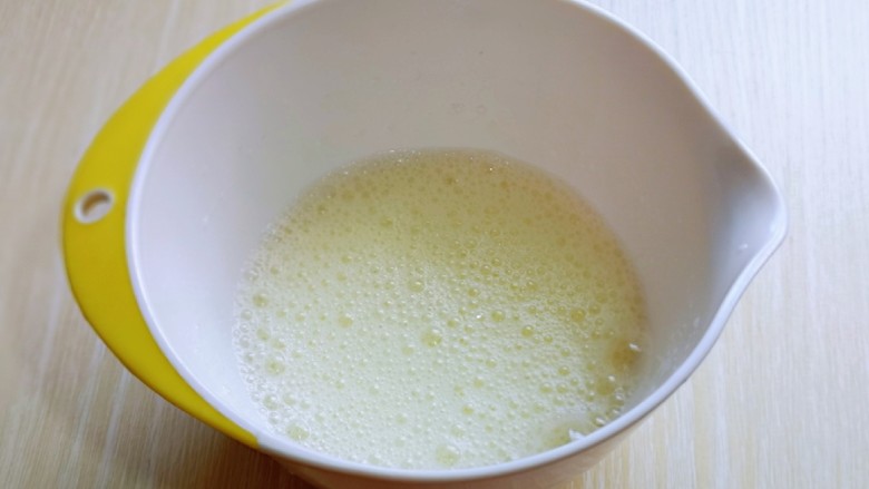 6寸紫薯戚风蛋糕,蛋白打发,往蛋白里滴入柠檬汁或白醋,启动电动打蛋器将蛋白高速打发至呈现鱼眼泡。