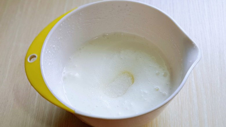 6寸紫薯戚风蛋糕,加入三分之糖,继续高速打发,蛋清泡消失。