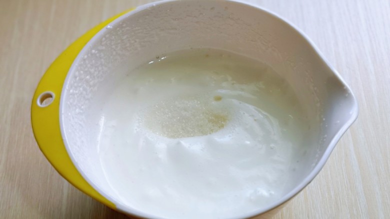 6寸紫薯戚风蛋糕,细腻时再加入三分之一的糖,继续打发,电动打蛋器高速打发,打至湿性发泡