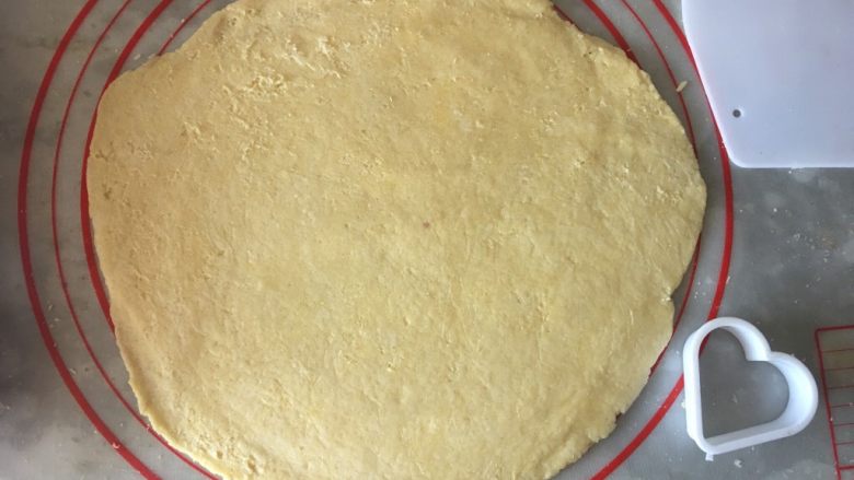 司康饼,擀成厚约0.5cm的面片,用模具抠出形状