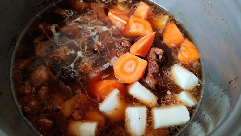 红焖羊肉,等羊肉熟透,把胡萝卜和山药放入