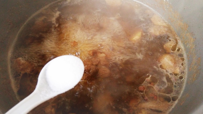 红焖羊肉,大火煮开,加食盐,盖锅盖儿,中小火焖煮俩小时。