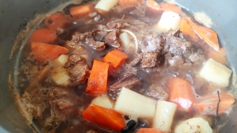 红焖羊肉,大火煮至熟透即可完成!