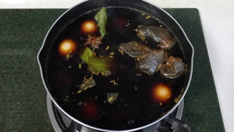 红糖茶叶蛋,加入鸡蛋煮沸,转小火继续煮半个小时关火。