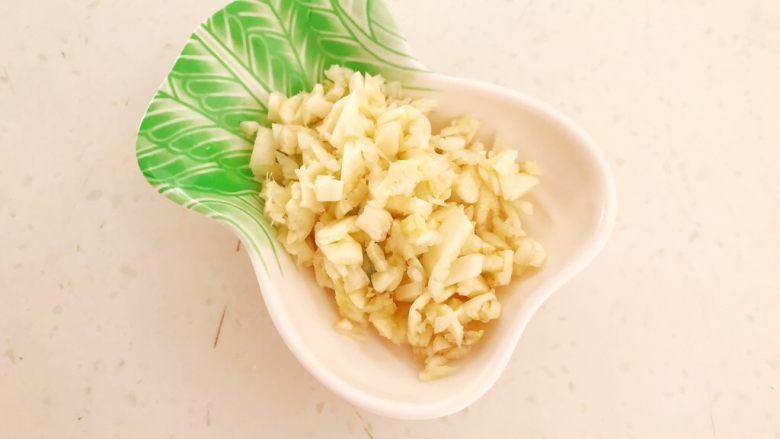 超级下饭菜 油焖尖椒,把蒜瓣切成蒜末