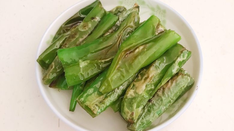 超级下饭菜 油焖尖椒,把煎好的小辣椒夹到盘里