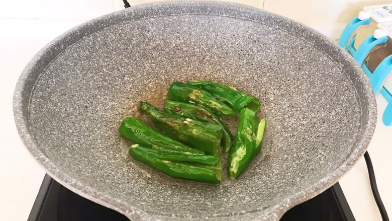 超级下饭菜 油焖尖椒,煎至小辣椒两面面色即可