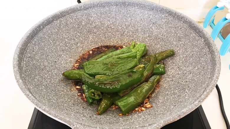超级下饭菜 油焖尖椒,加入煎好的小辣椒