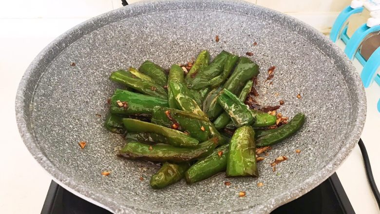 超级下饭菜 油焖尖椒,翻炒均匀,烧2分钟