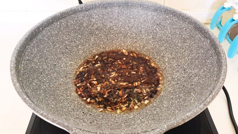 超级下饭菜 油焖尖椒,翻炒均匀