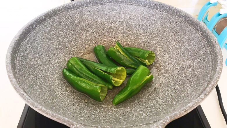 超级下饭菜 油焖尖椒,油温5分热的时候加入小辣椒,全程小火煎制