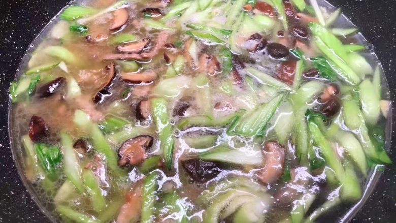 汤黄粿,倒入青菜梗翻炒至断生,倒入适量水,大火把水烧开。
