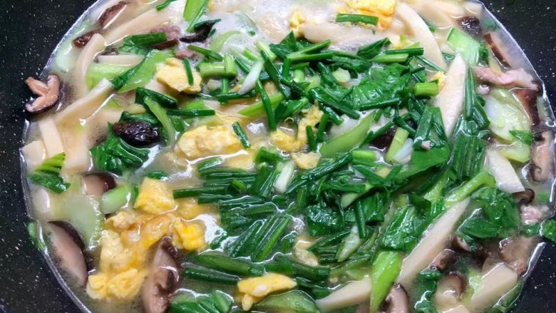 汤黄粿,水再次开了以后放入青菜叶,再倒入炒好的鸡蛋,再放入葱段,再放入适量<a style='color:red;display:inline-block;' href='/shicai/ 756'>鸡精</a>调匀即可出锅。