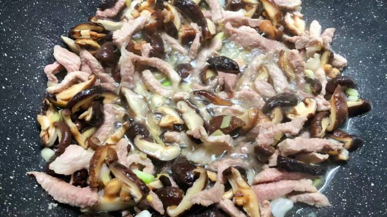 汤黄粿,锅里再放入适量油烧热,先放入肉丝炒至变色,再放入姜蒜末和葱白炒出香味,再放入香菇翻炒出香味,放入适量<a style='color:red;display:inline-block;' href='/shicai/ 721'>蚝油</a>和适量盐翻炒均匀。