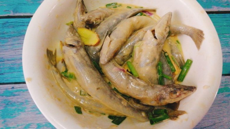 香酥沙丁鱼,盐和料酒,淀粉,鸡精拌匀后腌制15分钟左右,期间翻拌几次这样比较好入味。