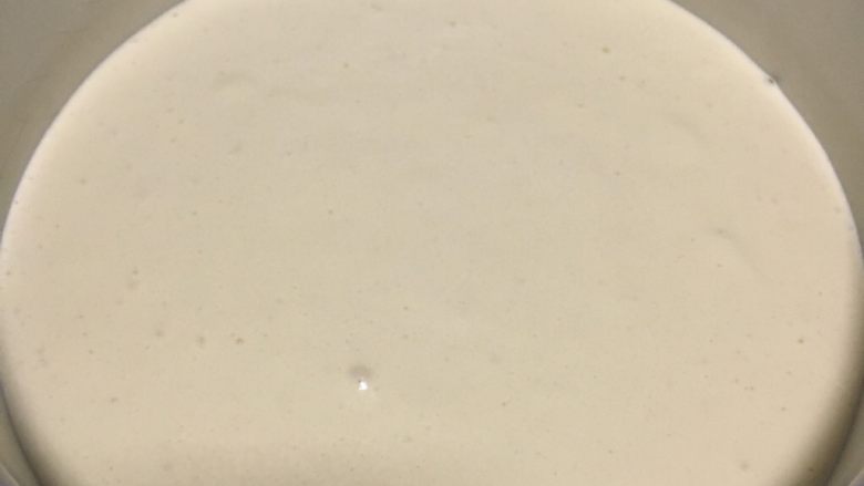 蒸小米糕,倒到模式震出气泡盖上保鲜膜用牙签插几个小洞,然后放进锅里中火蒸30分钟关火闷5分钟