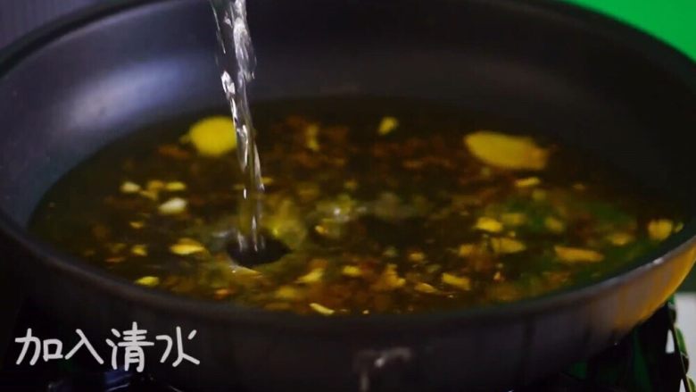 酸汤肥牛(简单版),加入清水至煮沸