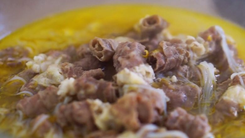 酸汤肥牛(简单版),将汤汁浇入之前摆好的食材上