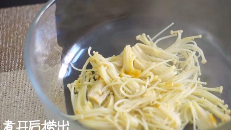 酸汤肥牛（简单版）,食材煮熟后捞出，这里省略了